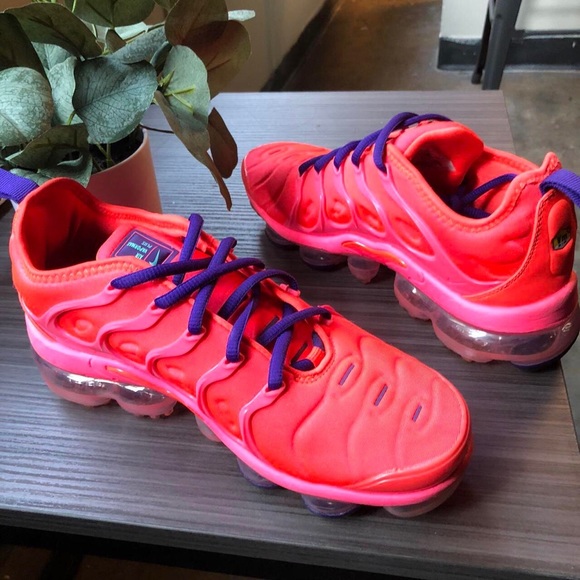 Nike Women's Air VaporMax Plus Shoes ‘Bright Crimson” - Picture 2 of 4